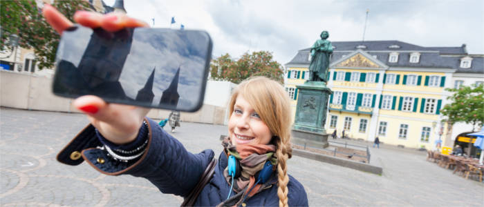 Tourist mit Beethovenstatue in Bonn