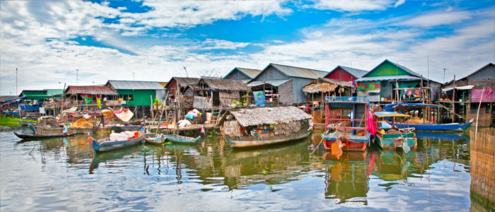 Dorf in Kambodscha im Wasser